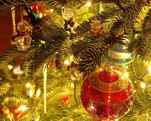 Christmas tree ornaments lights red free wallpaper - medium preview image