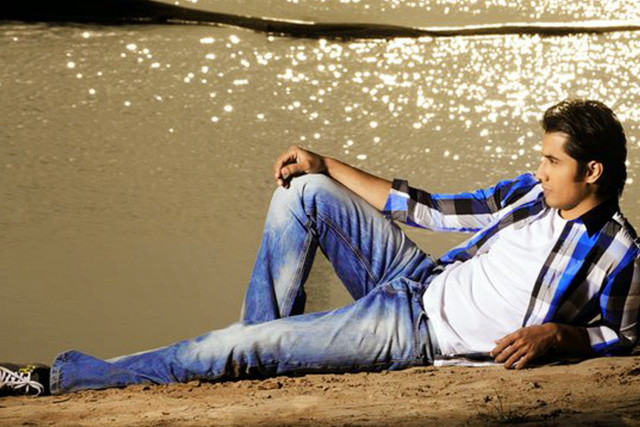 Man sitting sand water feet free wallpaper - medium preview image