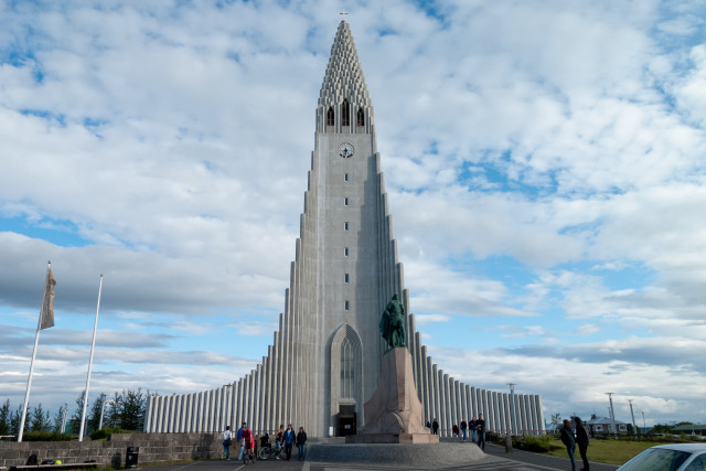 Large monument clock people walking free wallpaper - medium preview image