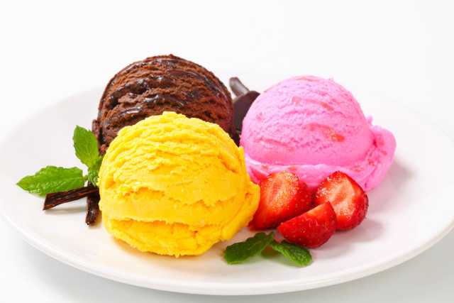 Ice cream strawberries dessert plate free wallpaper - medium preview image