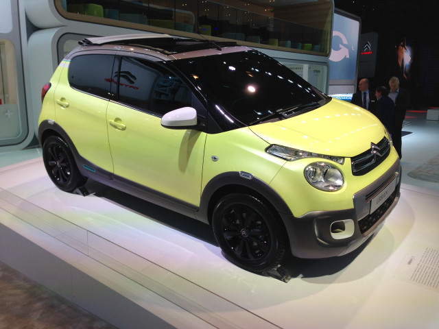 Small yellow car showroom people free wallpaper - medium preview image