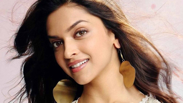 Woman large earrings necklace ear free wallpaper - medium preview image