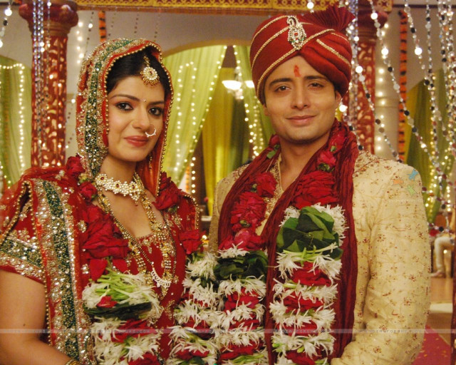 Man woman indian attire mirror free wallpaper - medium preview image
