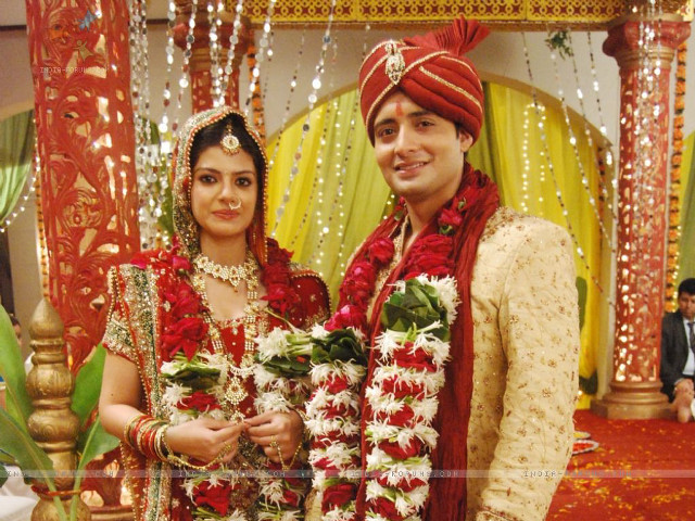 Man woman indian attire posing #3 free wallpaper - medium preview image