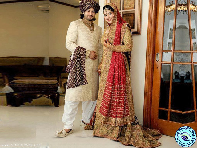 Couple indian attire doorway mirror free wallpaper - medium preview image