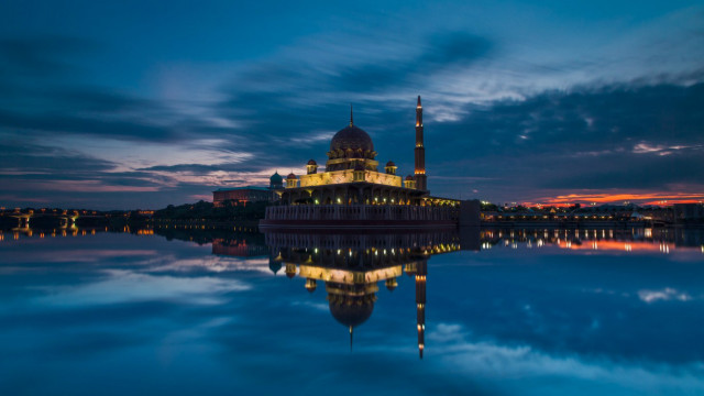 Lakefront night cityscape building reflection free wallpaper - medium preview image
