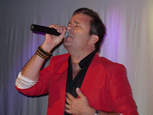 Man red suit singing microphone free wallpaper - medium preview image
