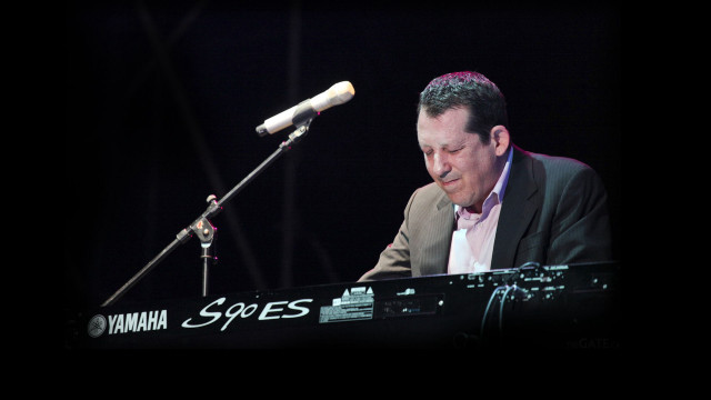 Man suit keyboard microphone stage free wallpaper - medium preview image