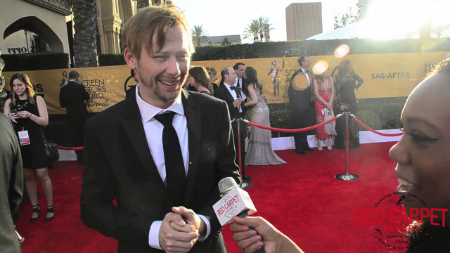 Man suit tie redcarpet microphone free wallpaper - medium preview image