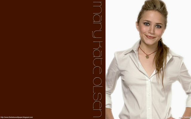 Woman necklace pose smile realistic free wallpaper - medium preview image