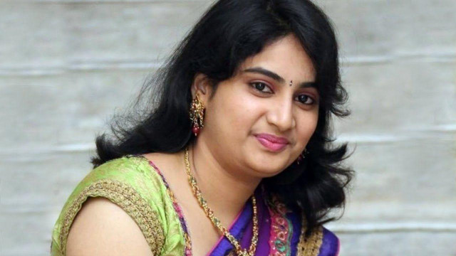 Woman sari smiling camera necklace free wallpaper - medium preview image