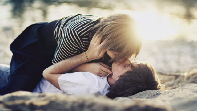 Woman kissing man beach sun free wallpaper - medium preview image