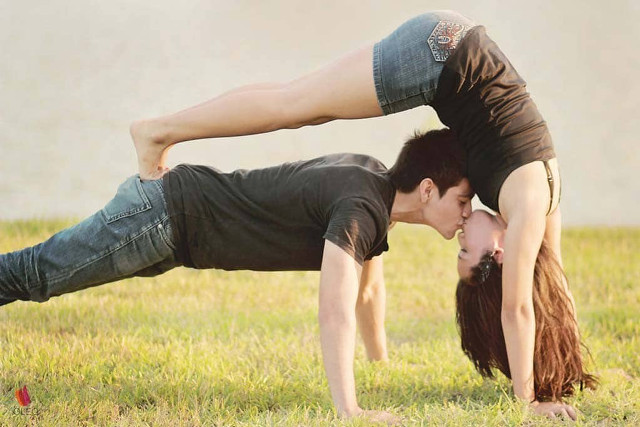 Man woman kissing field grass #4 free wallpaper - medium preview image