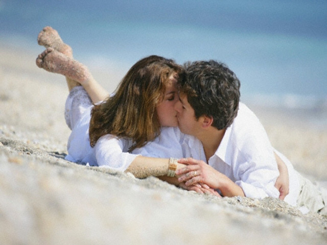 Beach kiss romantic watercolor couple free wallpaper - medium preview image