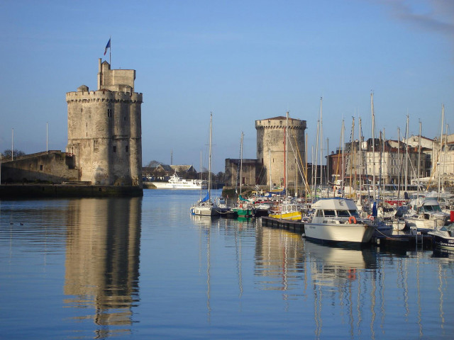 Harbor boats castle blue sky free wallpaper - medium preview image