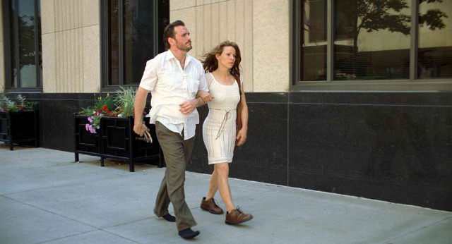 Man woman walking sidewalk building free wallpaper - medium preview image