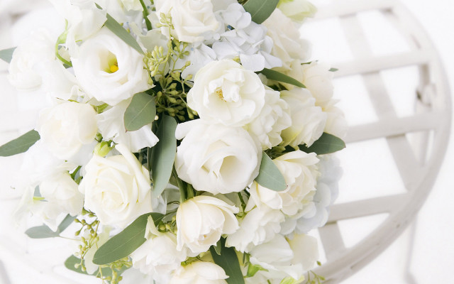 White flower bouquet on chair free wallpaper - medium preview image