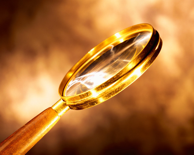 Magnifying glass wooden handle blurred free wallpaper - medium preview image