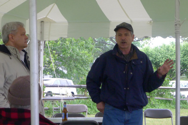 Two men talking under tent free wallpaper - medium preview image
