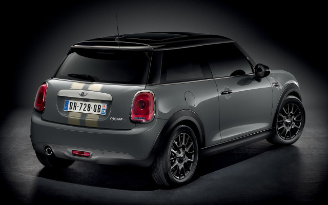 Small grey car license plate free wallpaper - medium preview image
