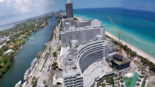 Large building tower water beach free wallpaper - medium preview image