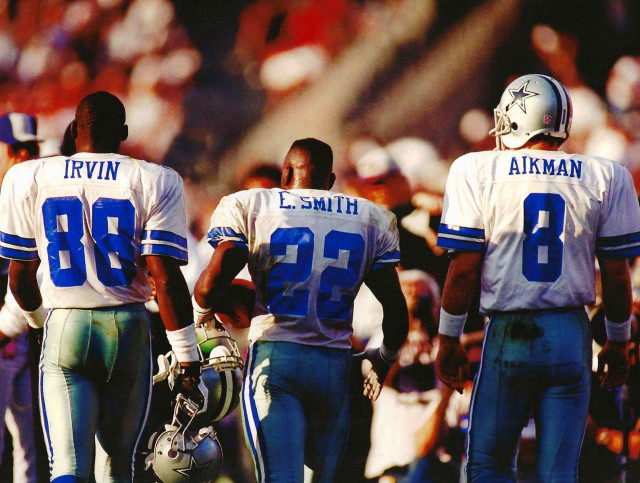 Football players field helmets jerseys free wallpaper - medium preview image