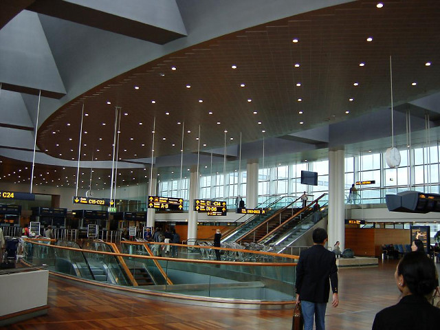 Large building crowd luggage people free wallpaper - medium preview image