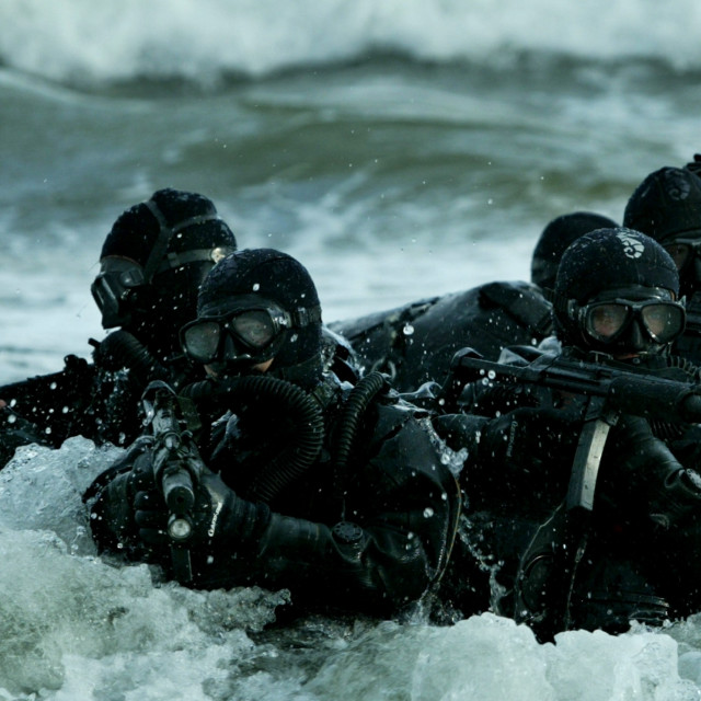 Scuba divers water gun helmet free wallpaper - medium preview image