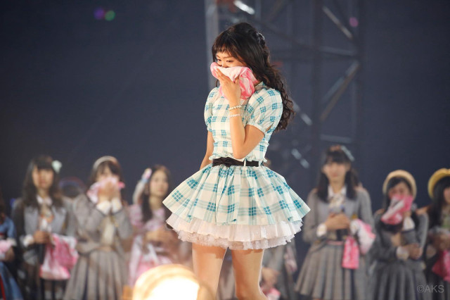 Woman dress cellphone stage crowd free wallpaper - medium preview image