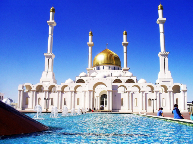 White building golden dome fountain free wallpaper - medium preview image