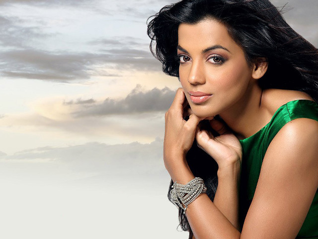Woman green dress sky background free wallpaper - medium preview image