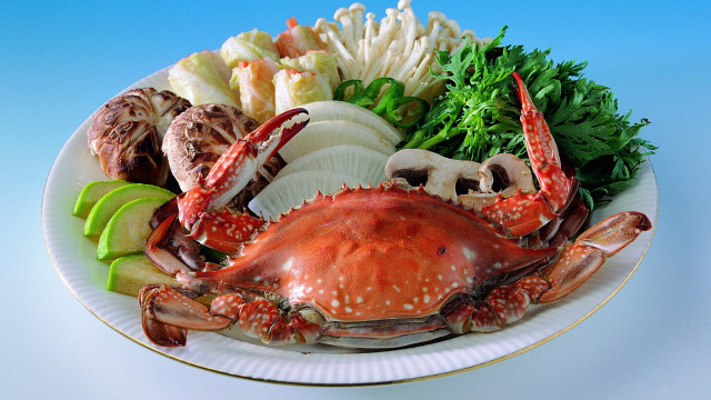 Crab potatoes vegetables plate blue free wallpaper - medium preview image