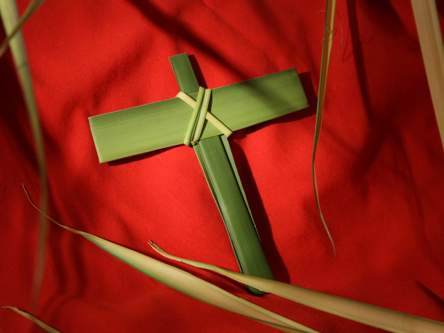 Green paper cross red background free wallpaper - medium preview image