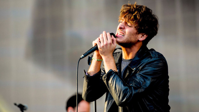 Man singing microphone stage performance free wallpaper - medium preview image