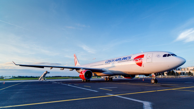Large passenger jet airport tarmac #3 free wallpaper - medium preview image