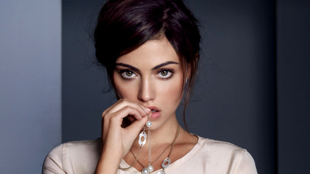 Woman necklace pearl dark background free wallpaper for desktop - medium preview image