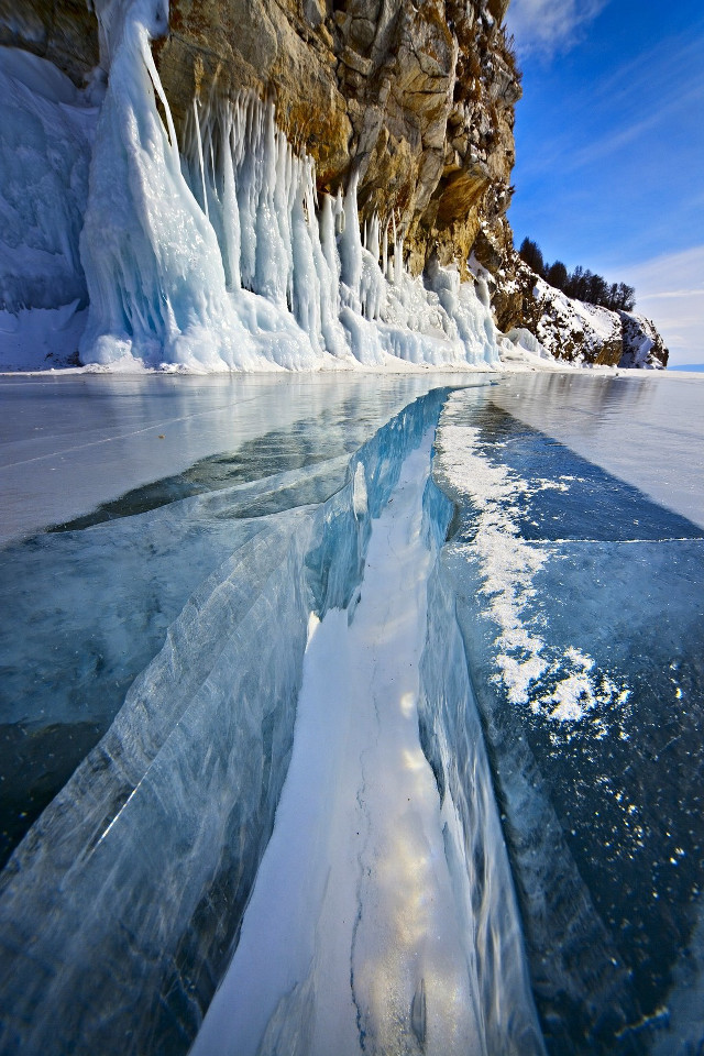 Large iceberg long ice line free wallpaper - medium preview image