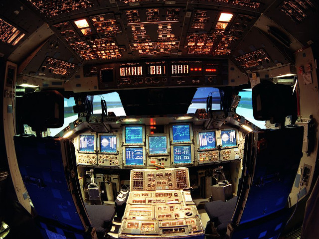 Cockpit multiple monitors center table free wallpaper - medium preview image