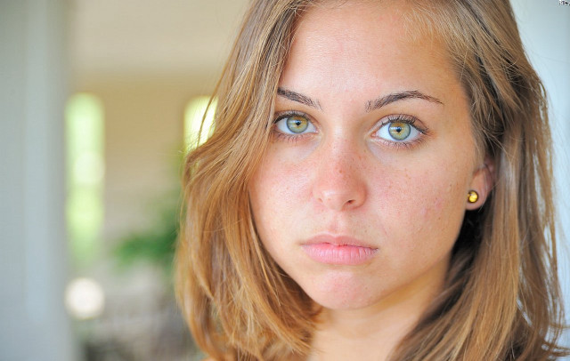 Woman blue eyes yellow earring free wallpaper - medium preview image