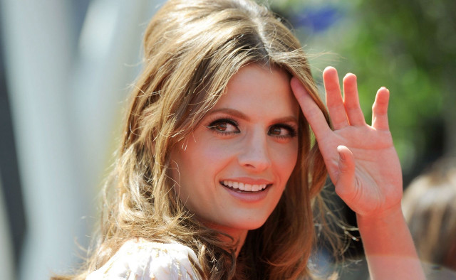 Woman peace sign smiling camera free wallpaper - medium preview image