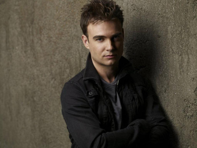 Man leaning wall arms crossed #2 free wallpaper - medium preview image