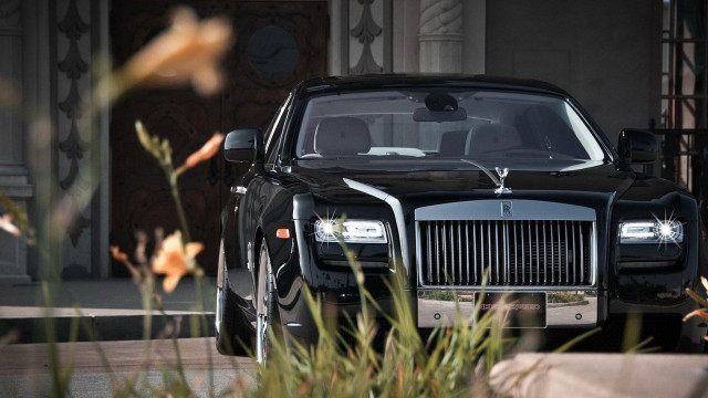 Black rolls royce parked building free wallpaper - medium preview image