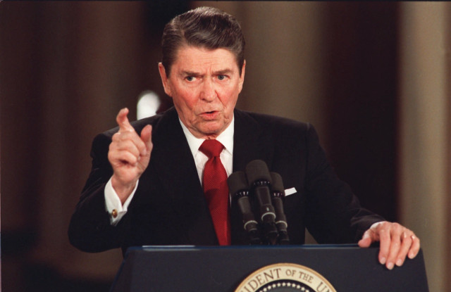 Man suit tie speech podium free wallpaper - medium preview image