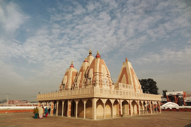 Large building pillars arches sky free wallpaper - medium preview image