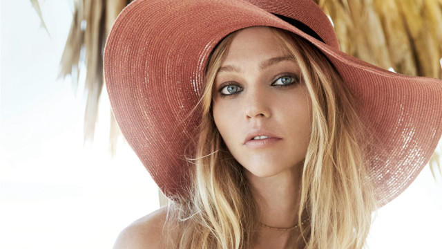 Woman hat palm tree photorealistic free wallpaper - medium preview image