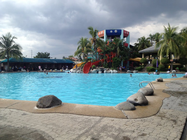 Large pool slide cloudy day free wallpaper - medium preview image