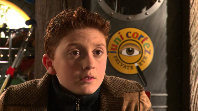 Boy surprised look room sign free wallpaper - medium preview image