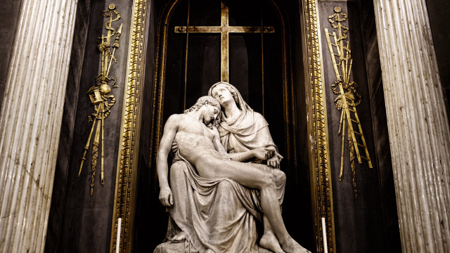 Statue man woman church columns free wallpaper - medium preview image