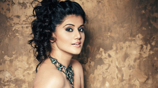 Woman necklace posing photo studio free wallpaper - medium preview image