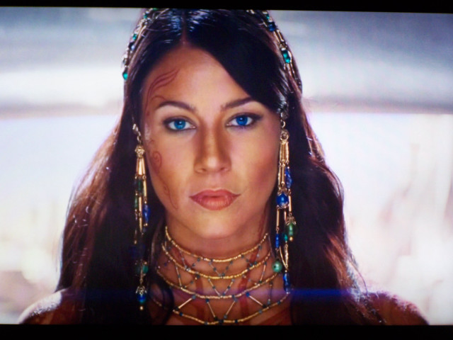 Woman blue eyes gold jewelry free wallpaper - medium preview image